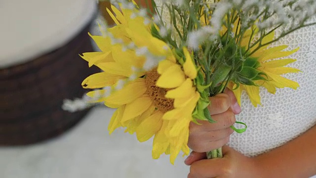 女孩的手握一束向日葵在全高清视频素材