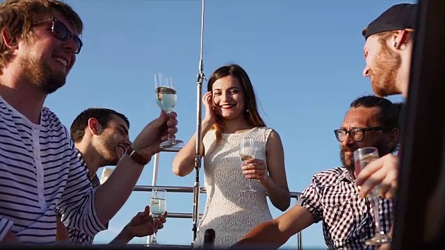 一群年轻的朋友喜欢白天在游艇上庆祝生日视频下载