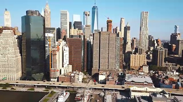 鸟瞰图的曼哈顿，金融区与摩天大楼。无人机在美国纽约的办公室里飞来飞去视频素材