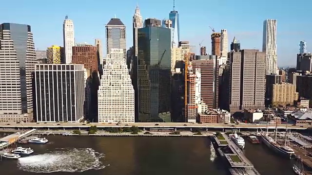 美国纽约鸟瞰图。无人机飞离曼哈顿东河岸边视频素材
