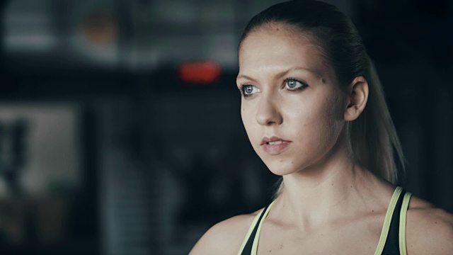 年轻自信的女人在健身房的肖像视频素材