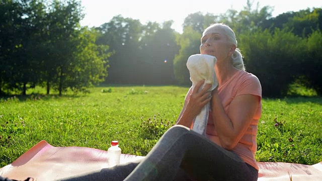 一个积极向上的运动女性在公园里休息视频下载