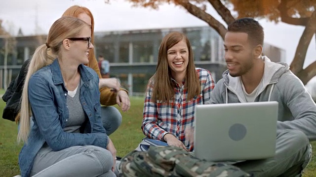 三个学生在公园里欢迎她们的白人女性朋友视频素材