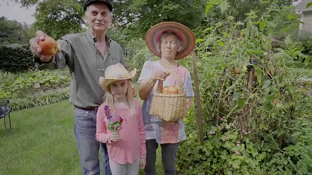 爷爷奶奶和孙女在花园里的肖像视频素材