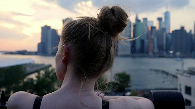 正在休息的女性跑步者(纽约背景)视频素材