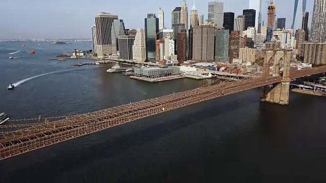 美国纽约鸟瞰图。风景布鲁克林大桥穿过东河到曼哈顿视频下载