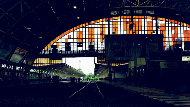 摘要背景，火车站和火车的选择性照明，以低调的效果滤镜，剪影背景。视频下载