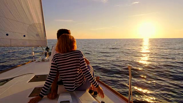 SLO MO夫妇在船上欣赏日落视频素材