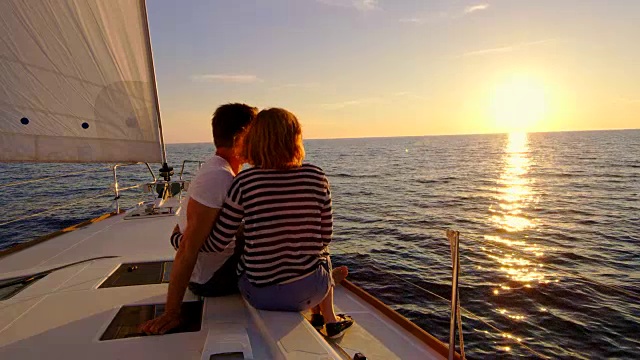 一对相爱的夫妇在享受夕阳下的航行视频素材