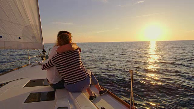 一对情侣在夕阳下享受浪漫的航行视频素材
