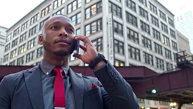 商人正在芝加哥市中心用手机通话视频素材