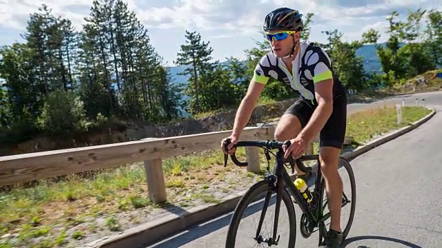 男性骑自行车上山视频素材
