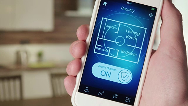使用智能手机应用打开屋内的警报系统视频素材