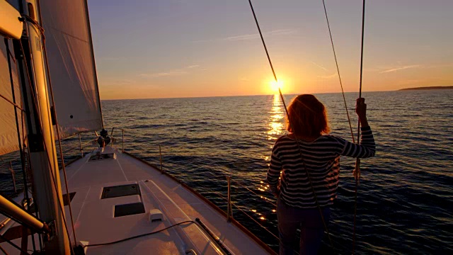 女人在船上欣赏日落视频素材