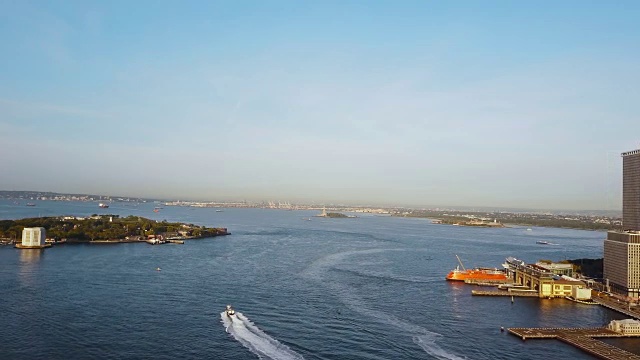 美国纽约鸟瞰图。著名景点东河，总督岛和自由女神像在地平线上视频素材