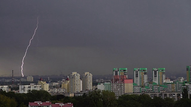2017年9月，乌克兰基辅，城市上空有雷雨。四道闪电击中地面视频素材