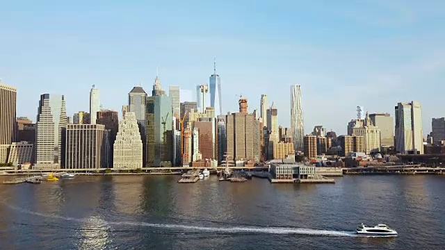 美国著名城市纽约的鸟瞰图。无人机飞过东河，船只穿过曼哈顿视频素材