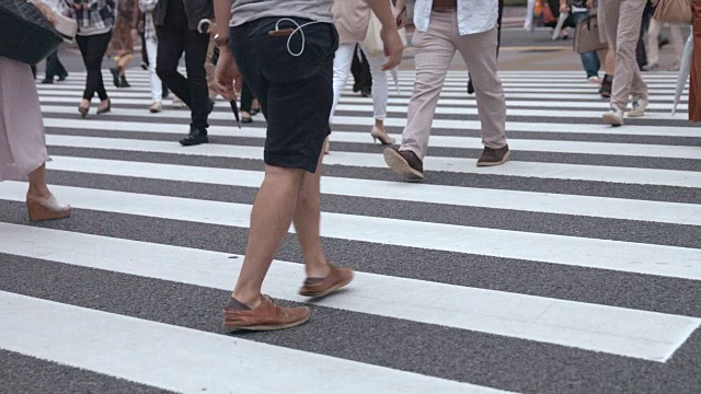 人们走在人行横道(慢动作视频)银座和有乐町的夏天视频下载