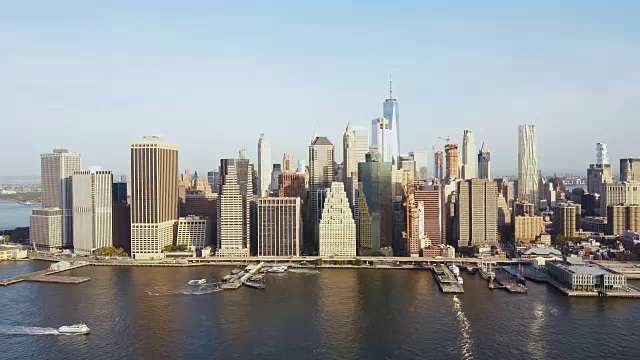 美国纽约曼哈顿区的鸟瞰图。无人机沿东河岸边飞行，市区景色视频素材