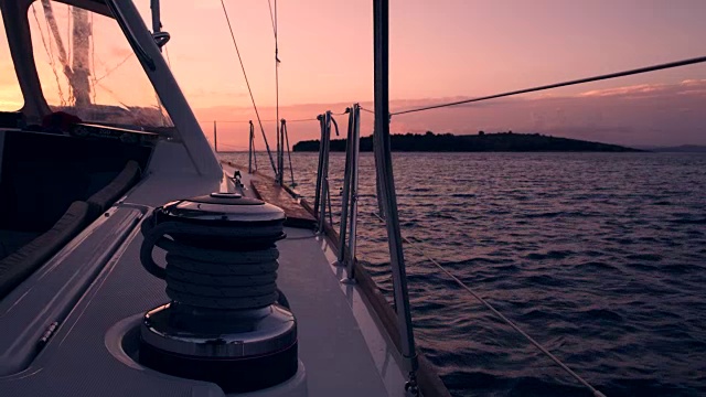 日落时分帆船甲板上的绞车视频素材