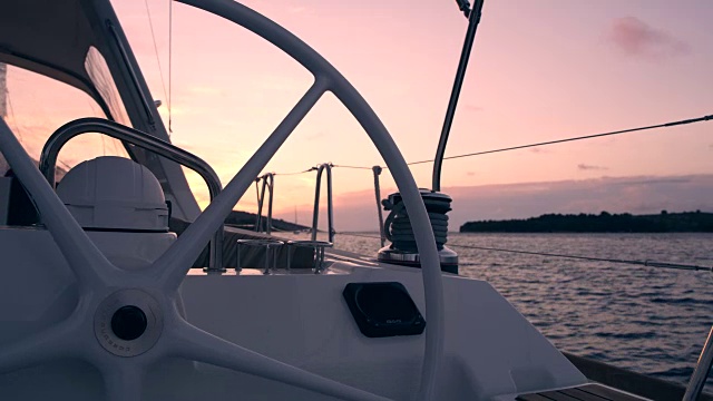 日落时帆船的舵和绞车视频素材
