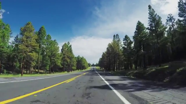 POV汽车在美国的一个山口行驶视频下载