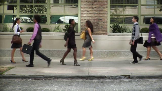 美国纽约翠贝卡，人们在人行道上走来走去视频下载