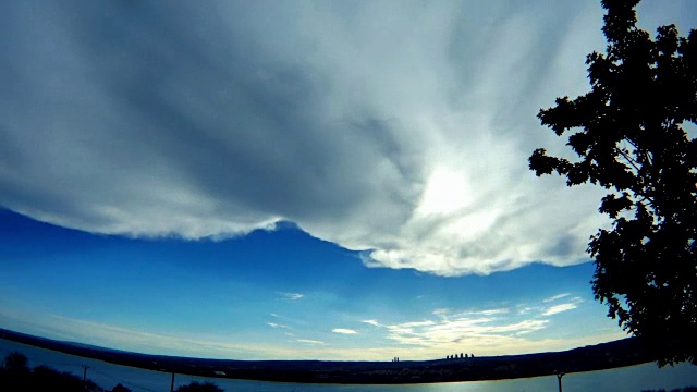 蔚蓝的天空和海面上的云的时间流逝。视频素材