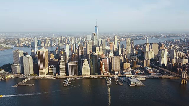 美国纽约鸟瞰图。无人机飞过东河和曼哈顿市中心的海岸视频素材
