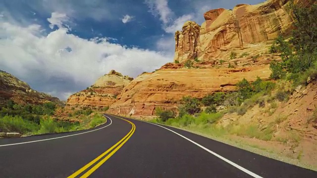 POV汽车在美国风景优美的小路上行驶视频购买