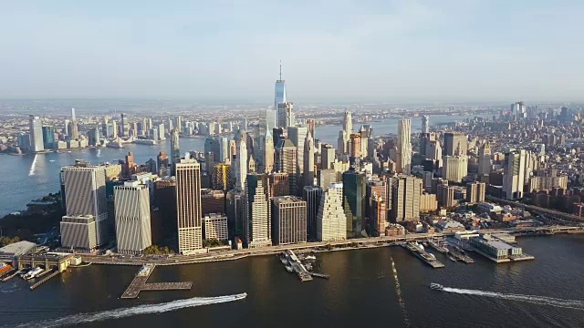 美国首都纽约鸟瞰图。无人机飞过曼哈顿东河岸边视频素材