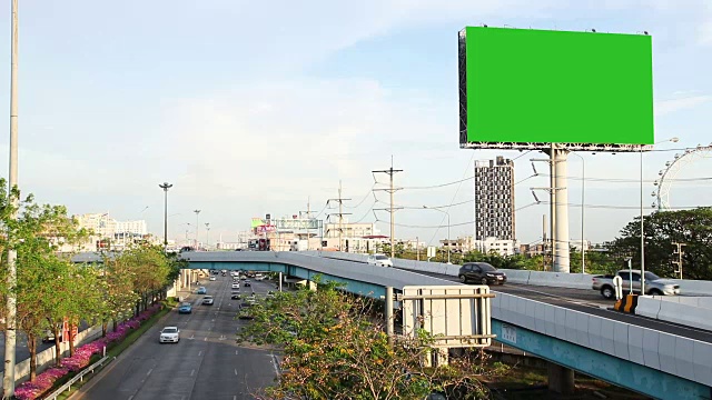 马路上的绿屏广告广告牌视频素材