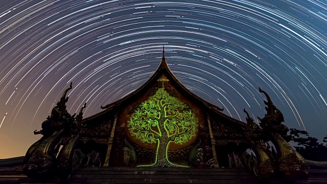 泰国乌汶府诗琳通Vararam Phuphrao寺庙的星光小径。视频素材