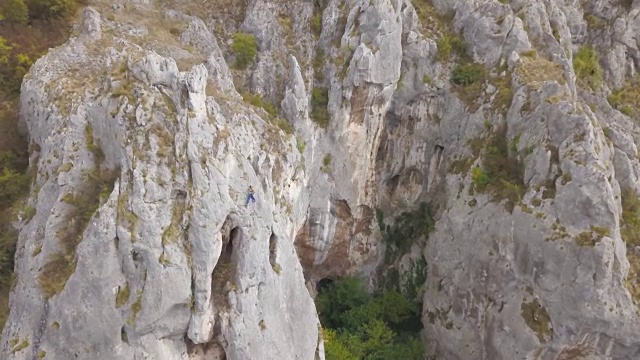 女性攀岩者在一个具有挑战性的路线视频素材