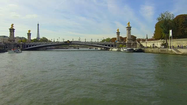 亚历山大三世桥和埃菲尔铁塔视频素材
