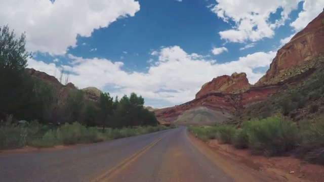 POV汽车在美国峡谷中行驶视频素材