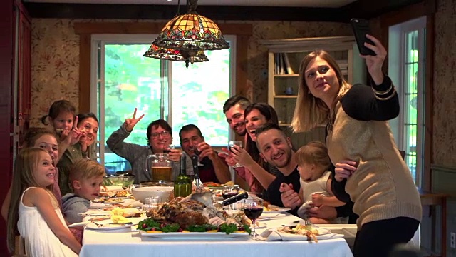 假日季节家庭聚餐视频素材