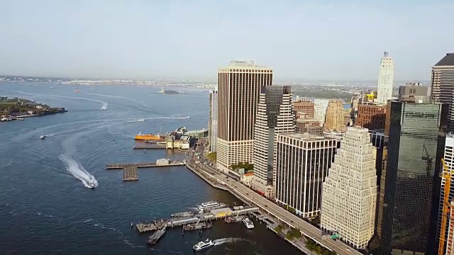 美国纽约曼哈顿鸟瞰图。无人机飞离东河岸边，商业城市的一部分视频素材