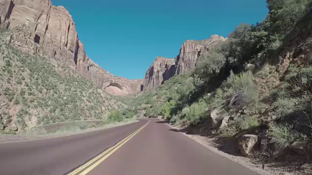 在美国锡安山口行驶的POV汽车视频素材