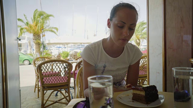 年轻女子享受蛋糕视频下载