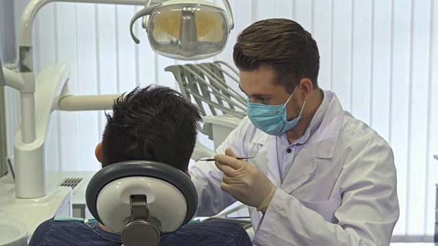 牙科医生在办公室检查病人的牙齿视频素材