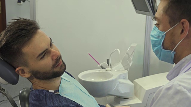 牙医向他的客户解释一些事情视频素材