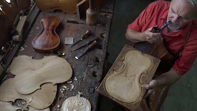 在他的工作室的小提琴制造者视频素材