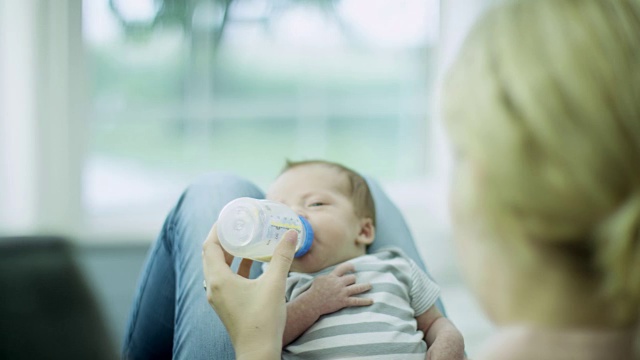 宝宝和他的奶瓶视频素材