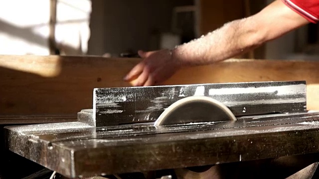 木匠切割木板视频素材