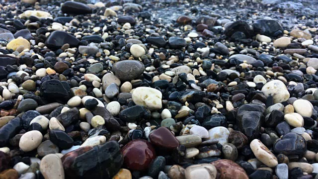 海浪撞击卵石视频素材