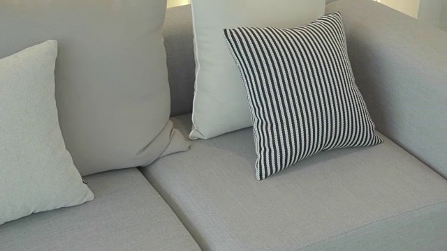 白色沙发和灰色枕头装饰的现代客厅视频素材