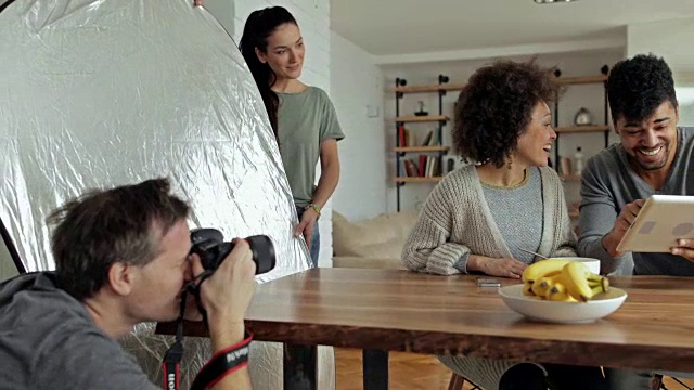 年轻的黑人夫妇使用数码平板电脑，在拍照时玩得很开心。视频素材
