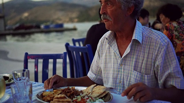 一个男人在餐馆吃饭视频素材