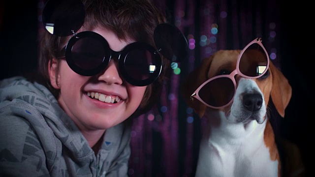 4k搞笑狗和男孩戴着太阳镜笑视频素材